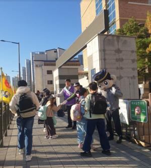 ּ, Ρ յ   ķ ǽ